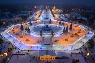 Figure skaters and hockey players from capital sporting schools tested a giant skating rink with an ice surface of 20,1 thousand sq.m at VDNH (the Exhibition of Achievements of National Economy). It accommodates 4,5 thousand people at the same time, and during the season it will be visited by 1,5 million people. 